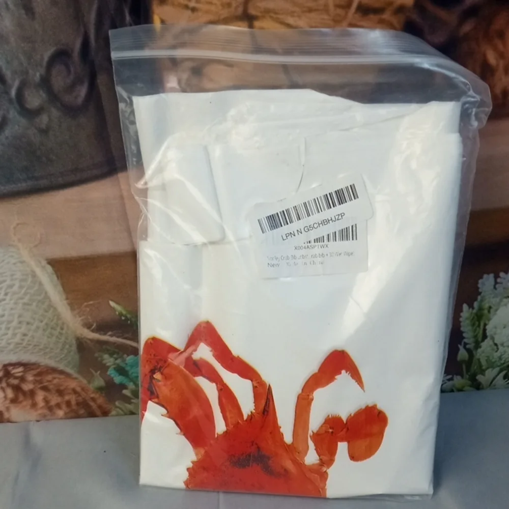 💩 White Crab Bibs and Wipes Set